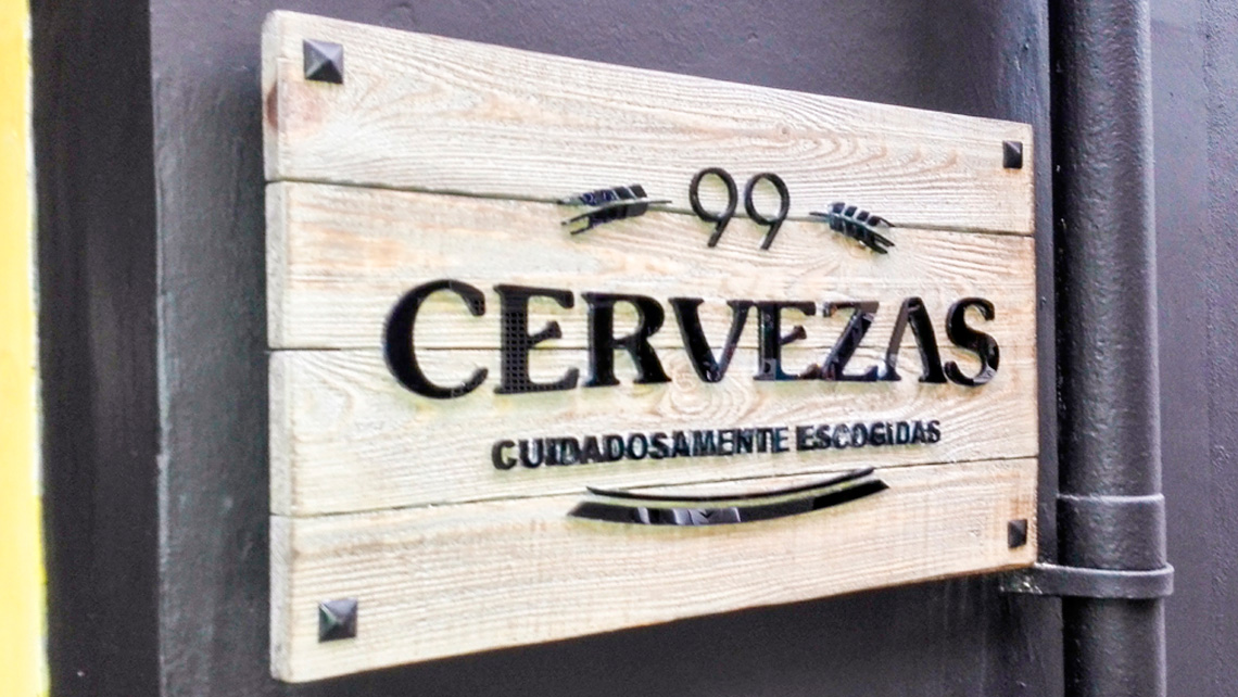 Tienda física y online de cervezas artesanales. Imagen de la placa de fachada pared de empresa en la calle Burriana.